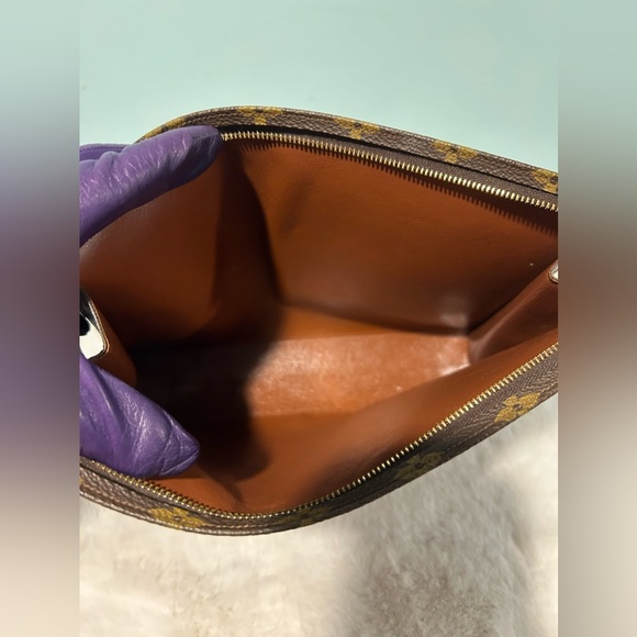 LOUIS VUITTON Cosmetic Pouch Large. Authentic pre-owned and great condition. - Picture 7 of 7